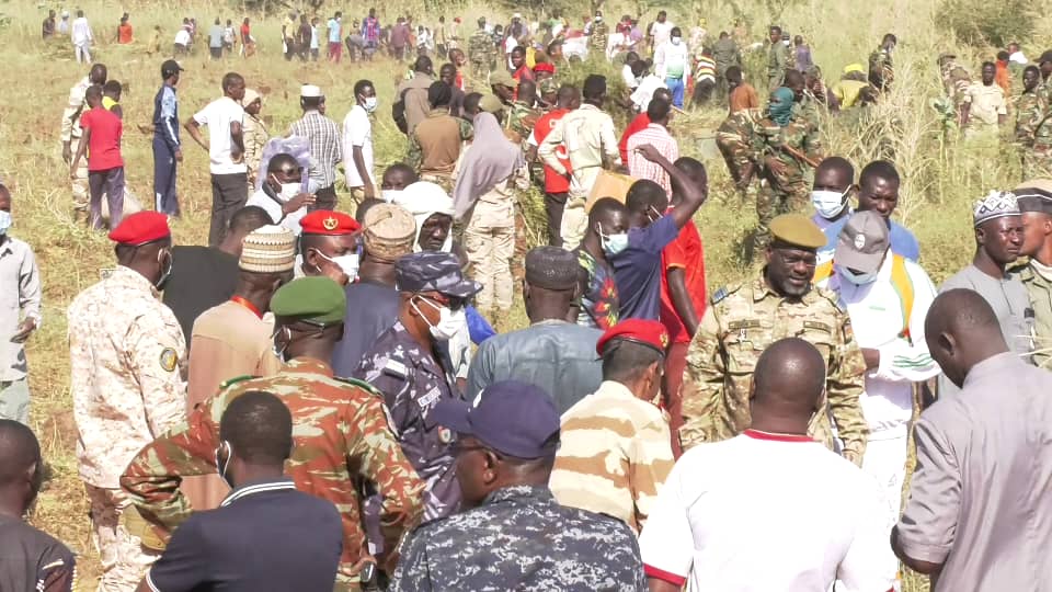 tahoua-le-gouverneur-participe-a-une-seance-de-salubrite-au-cimetiere-musulman