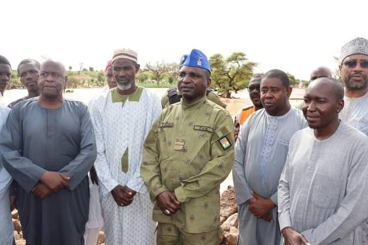 routes-endommagees-a-niamey-le-ministre-de-l-equipement-a-sorey-et-ndounga-pour-inspecter-les-travaux-de-mise-en-etat